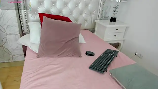 Snapshot of amara_rousse chatting on 10.13.25 amara rousse online show from 10.13.25
