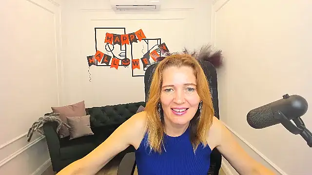 Snapshot of NikaStraitlive chatting on 10.19.25 NikaStraitlive online show from 10.19.25