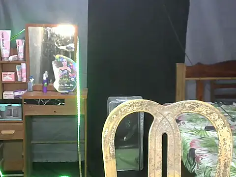 Snapshot of miss_ele chatting on 10.15.25 miss ele online show from 10.15.25