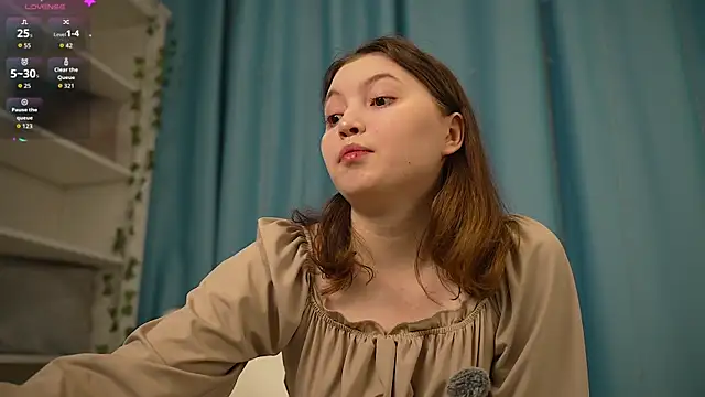 Snapshot of Ruminelle chatting on 11.03.25 Ruminelle online show from 11.03.25