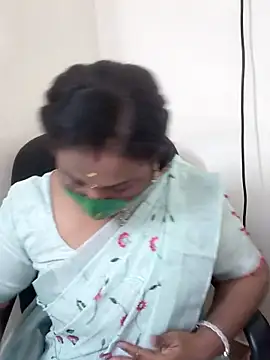 Snapshot of Tamil_Kavitha10 chatting on 10.05.25 Tamil Kavitha10 online show from 10.05.25