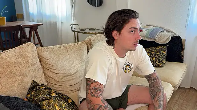 Snapshot of Cam-FrenchKiss chatting on 10.12.25 Cam-FrenchKiss online show from 10.12.25