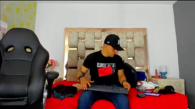 Snapshot of AngelAndChris chatting on 09.17.25 AngelAndChris online show from 09.17.25