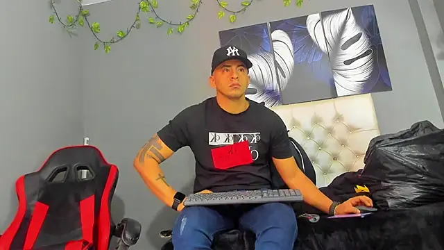 Snapshot of AngelAndChris chatting on 09.29.25 AngelAndChris online show from 09.29.25