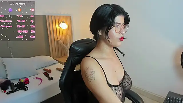 Snapshot of caroline_00403_ chatting on 10.01.25 caroline 00403  online show from 10.01.25
