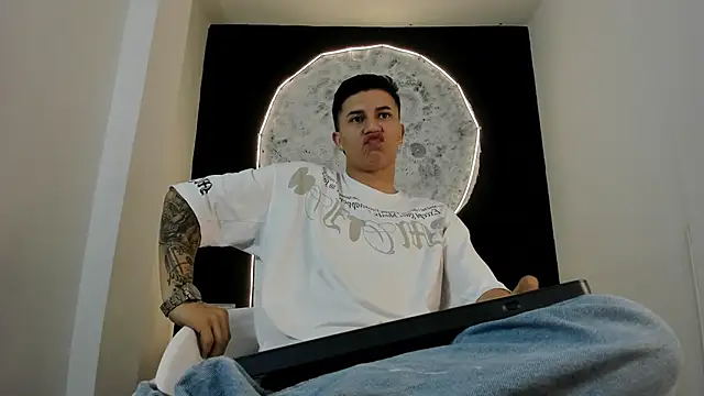 liaamsmiith  online show from 10.22.25