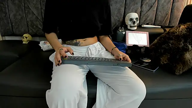 Snapshot of Rowan_Mills chatting on 09.17.25 Rowan Mills online show from 09.17.25