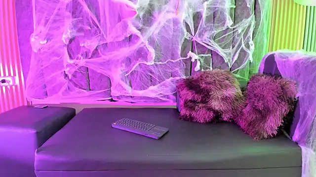 Snapshot of Rowan_Mills chatting on 10.07.25 Rowan Mills online show from 10.07.25