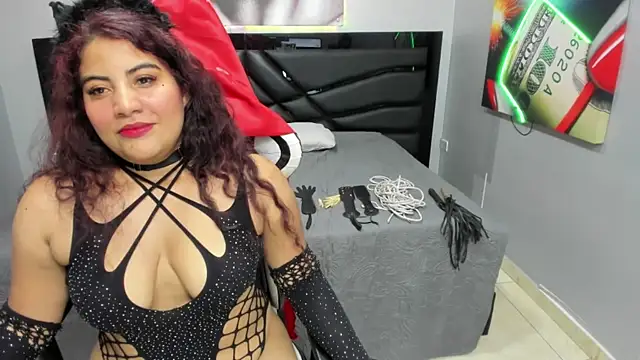 Snapshot of Sara_Bdsm_ chatting on 10.18.25 Sara Bdsm online show from 10.18.25