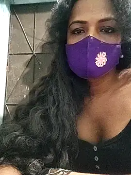 Snapshot of Anikaislam chatting on 10.31.25 Anikaislam online show from 10.31.25