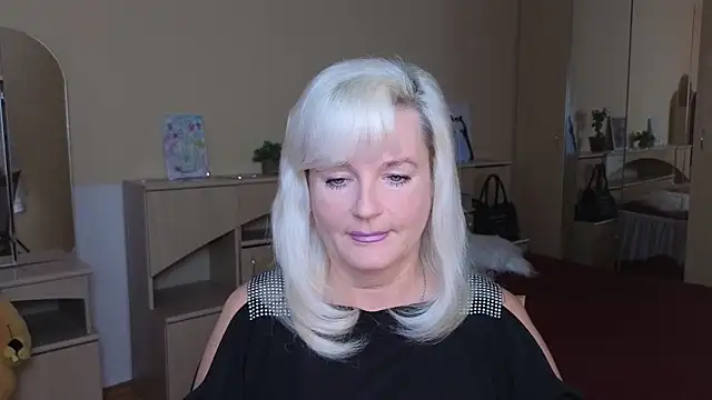 Snapshot of Vina_Vision chatting on 10.14.25 Vina Vision online show from 10.14.25