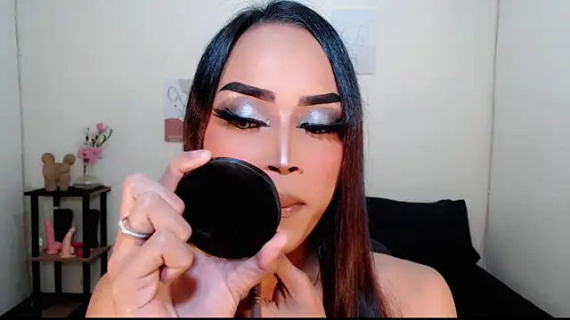 Snapshot of Lessandra_Lust chatting on 09.13.25 Lessandra Lust online show from 09.13.25