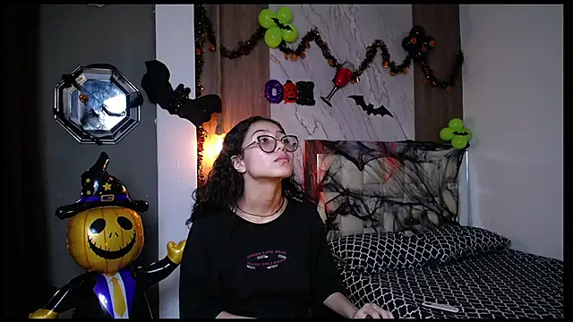 Snapshot of honeymoon_12 chatting on 10.20.25 honeymoon 12 online show from 10.20.25
