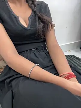 Snapshot of cute_parii_ chatting on 10.01.25 cute parii online show from 10.01.25