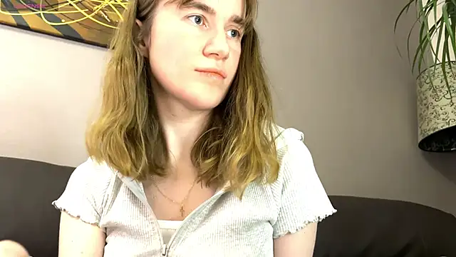 Snapshot of velina__ chatting on 10.04.25 velina online show from 10.04.25