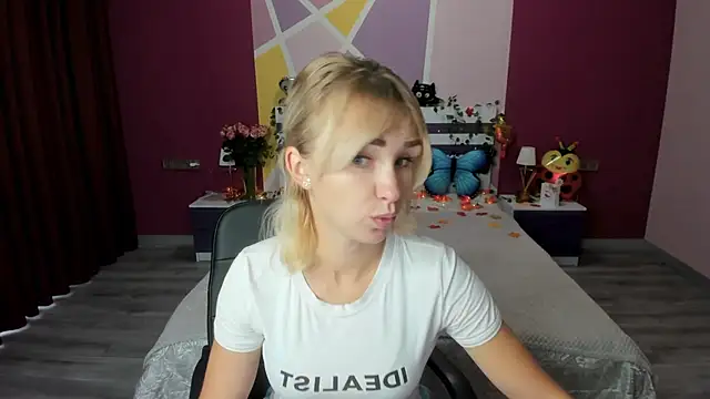 Snapshot of MeryMidnight chatting on 10.10.25 MeryMidnight online show from 10.10.25