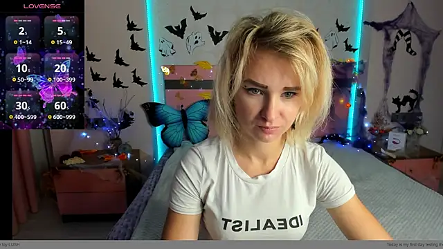 Snapshot of MeryMidnight chatting on 10.20.25 MeryMidnight online show from 10.20.25