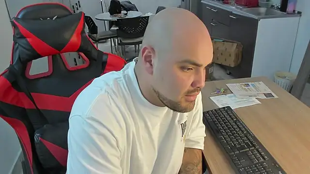 Snapshot of ElianCrow chatting on 12.04.25 ElianCrow online show from 12.04.25