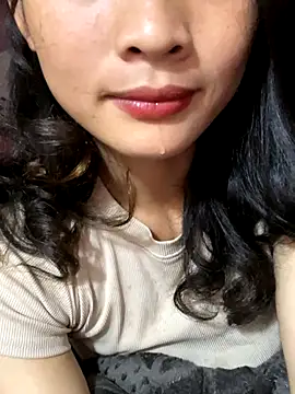 Snapshot of Kieu_xxx chatting on 10.17.25 Kieu xxx online show from 10.17.25