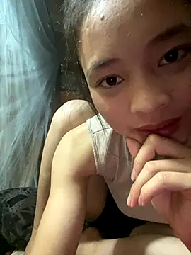 Snapshot of Kieu_xxx chatting on 10.31.25 Kieu xxx online show from 10.31.25