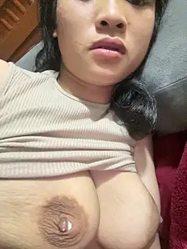 Snapshot of Kieu_xxx chatting on 10.31.25 Kieu xxx online show from 10.31.25