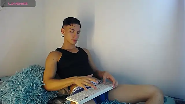 Snapshot of babyandy_x chatting on 10.11.25 babyandy x online show from 10.11.25