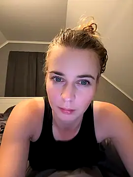 Snapshot of ellieen chatting on 10.13.25 ellieen online show from 10.13.25