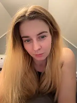 Snapshot of ellieen chatting on 10.14.25 ellieen online show from 10.14.25