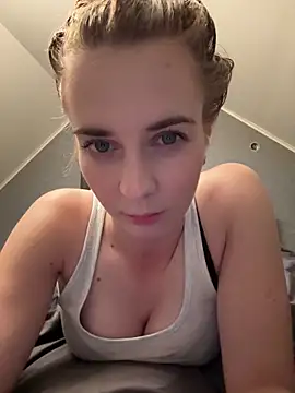 Snapshot of ellieen chatting on 10.15.25 ellieen online show from 10.15.25