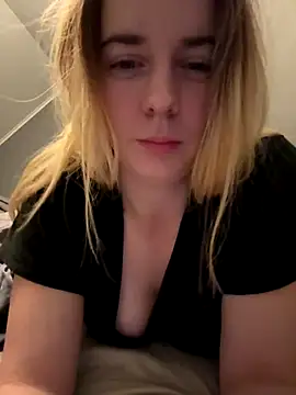 Snapshot of ellieen chatting on 10.20.25 ellieen online show from 10.20.25