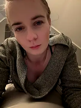 Snapshot of ellieen chatting on 10.29.25 ellieen online show from 10.29.25