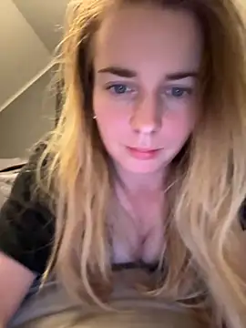 Snapshot of ellieen chatting on 10.30.25 ellieen online show from 10.30.25