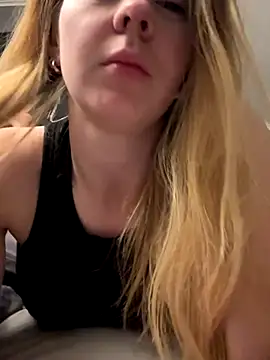 Snapshot of ellieen chatting on 10.31.25 ellieen online show from 10.31.25