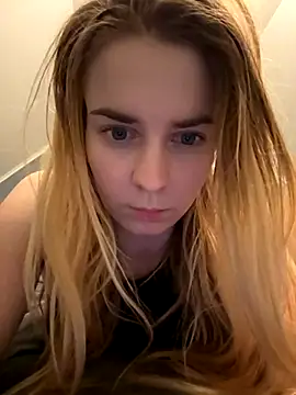 Snapshot of ellieen chatting on 11.06.25 ellieen online show from 11.06.25