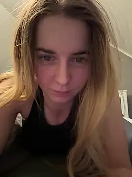 Snapshot of ellieen chatting on 11.15.25 ellieen online show from 11.15.25