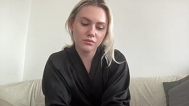 ElaraLuxxxe online show from 10.14.25