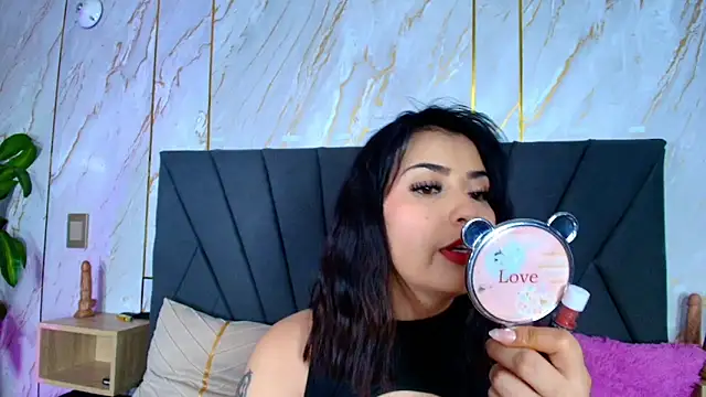 Snapshot of chloe_Laurent1 chatting on 10.05.25 chloe Laurent1 online show from 10.05.25