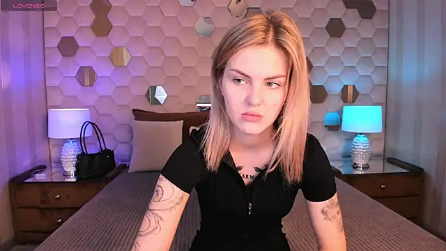 Snapshot of NaomiSol chatting on 09.13.25 NaomiSol online show from 09.13.25