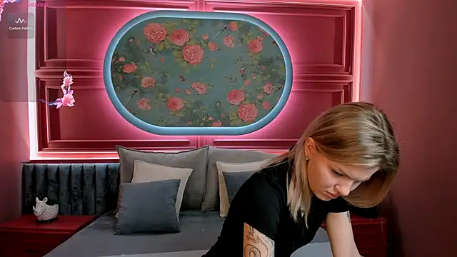 Snapshot of NaomiSol chatting on 09.27.25 NaomiSol online show from 09.27.25