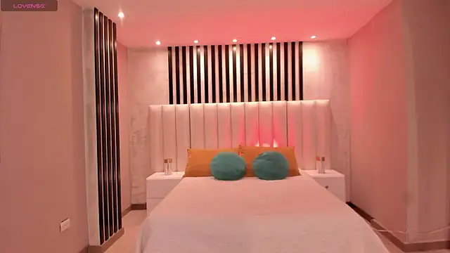 LucyWeiss  online show from 11.12.25