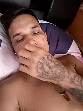 Snapshot of Yuni0r chatting on 09.19.25 Yuni0r online show from 09.19.25