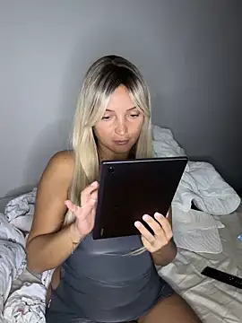 Snapshot of madiiy chatting on 09.26.25 madiiy online show from 09.26.25