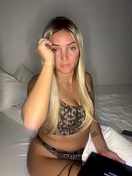 Snapshot of madiiy chatting on 09.28.25 madiiy online show from 09.28.25