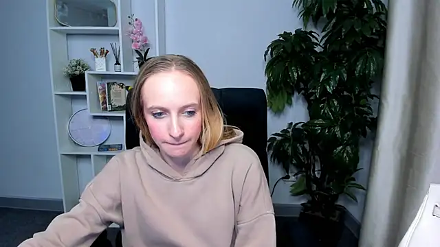 Snapshot of HelenLindsey chatting on 10.26.25 HelenLindsey online show from 10.26.25