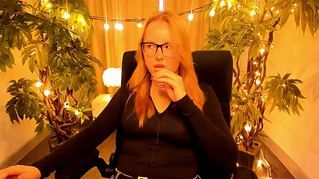 Snapshot of JudithWilson chatting on 11.10.25 JudithWilson online show from 11.10.25