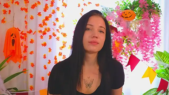 Snapshot of LauraHale chatting on 11.08.25 LauraHale online show from 11.08.25