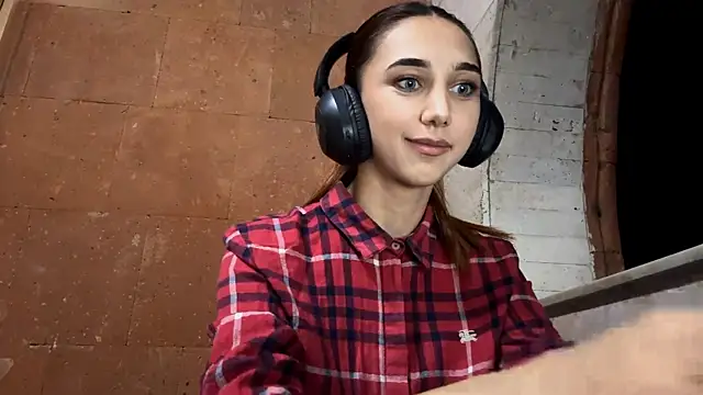 Snapshot of LinaMour chatting on 09.10.25 LinaMour online show from 09.10.25