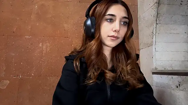 Snapshot of LinaMour chatting on 09.13.25 LinaMour online show from 09.13.25