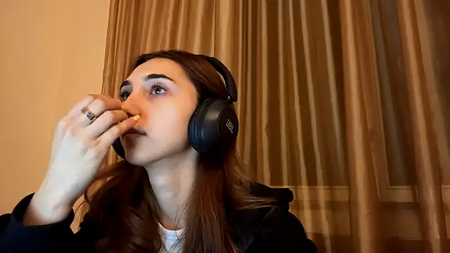 Snapshot of LinaMour chatting on 09.14.25 LinaMour online show from 09.14.25