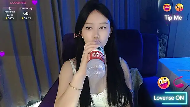 Snapshot of Eoov chatting on 10.24.25 Eoov online show from 10.24.25